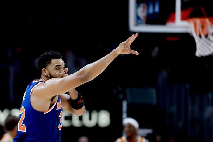 迈克·布朗：我们为唐斯新增了单打和背身战术 希望进攻更简洁